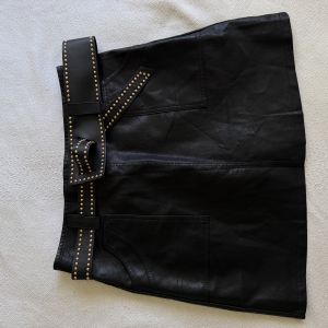 Short Saia corino preto