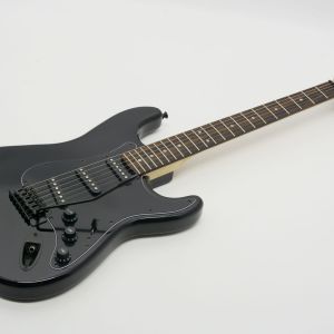 KIT GUITARRA ROCKWAVE COM CUBO, CAPA, CABO, CORREIA, AFINADOR, PALHETA E CORDA EXTRA - RGK50 COR PRETA