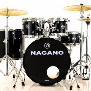 BATERIA NAGANO GARAGE ROCK BUMBO DE 22, TONS DE 10/12 SURDO DE 16 C/ FERRAGEM E BANCO EBS