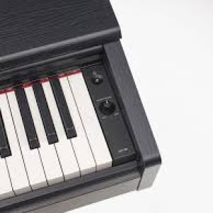 PIANO YAMAHA YDP-105 ARIUS COM MOVEL, PEDAL TRIPLO E BANQUETA